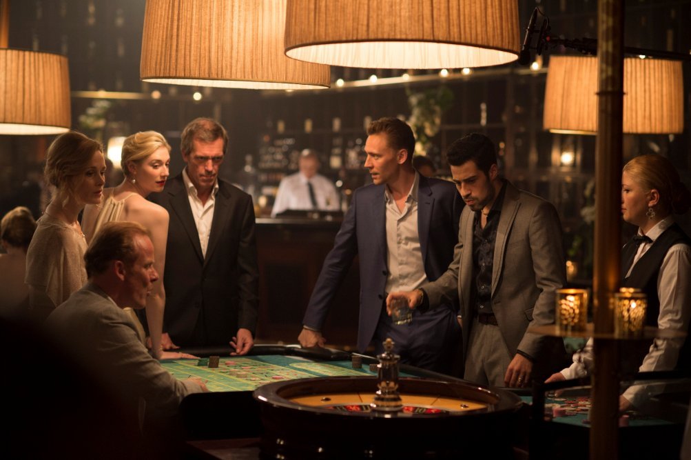 da_sx_elizabeth_debicki_hugh_laurie_e_tom_hiddleston_jpg_1003x0_crop_q85